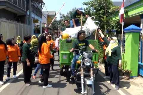 Sekelompok Ibu di Malang beraksi pungut sampah bersihkan lingkungan