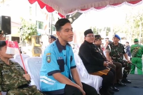 Kostum nyeleneh Gibran saat pawai pembangunan Kota Solo