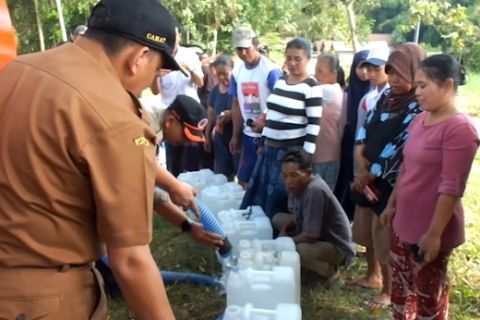 Krisis air bersih meluas, BPBD bagikan jeriken dan pasang tandon