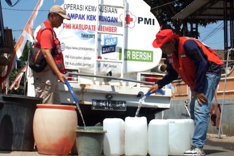 Krisis air bersih di Jember meluas, PMI turun tangan bantu warga
