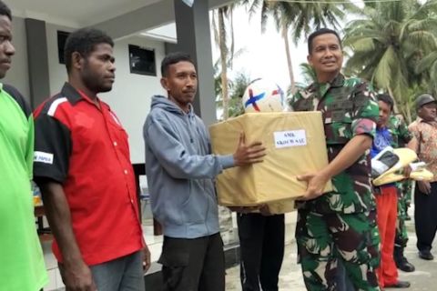Lantamal X Jayapura salurkan sarana olahraga di perbatasan Papua