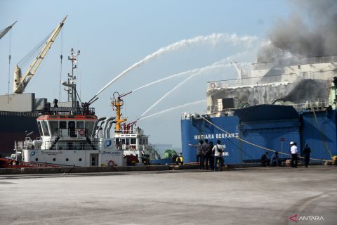 Kapal ferry terbakar di Merak