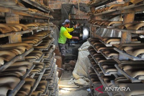 Produksi genting di Kudus