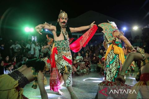 Pementasan wayang orang di jalanan Kota Lama Semarang