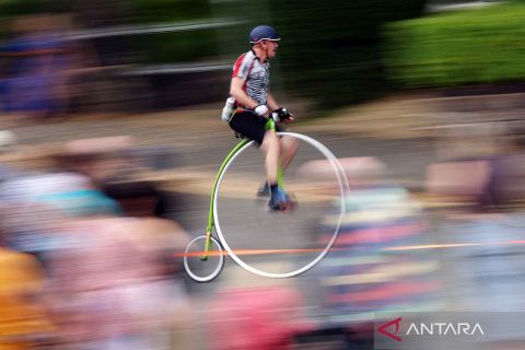 Uniknya balap sepeda kuno Knutsford Great Penny Farthing