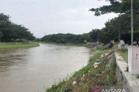 Pinggiran sungai Kota Palu dipenuhi oleh sampah