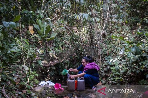 Krisis air bersih di Lebak, warga berburu air hingga tengah hutan