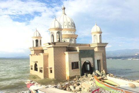 Mesjid terapung Palu berdiri kokoh meski di hantam sunami 2018