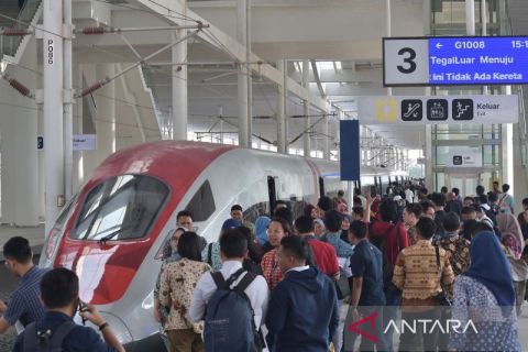 Antusiasme masyarakat jajal Kereta Cepat Jakarta Bandung
