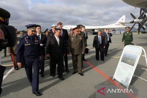 Kim Jong Un tinjau pesawat dan rudal militer Rusia