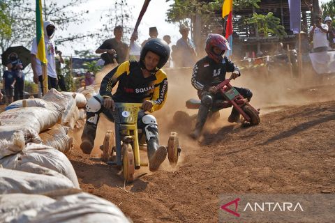 Melihat aksi kebut-kebutan pebalap gledekan