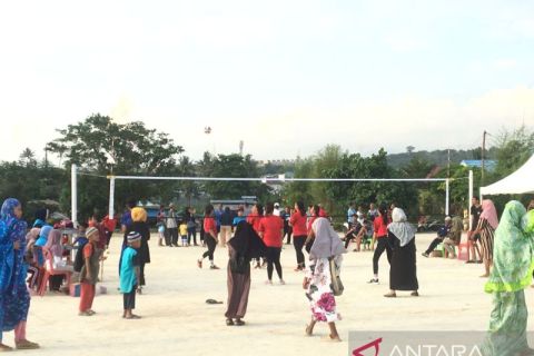 "Semangat masyarakat terpancar dalam perlombaan bola voli wanita di Palu"
