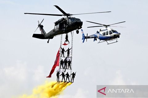 Atraksi helikopter di pameran teknologi dan kedirgantaraan Turkiye TEKNOFEST