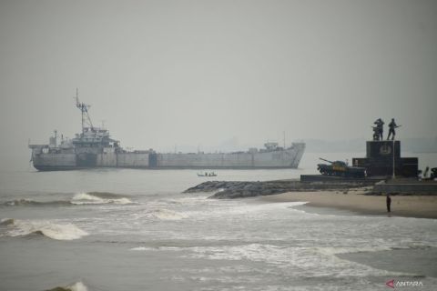 KRI Teluk Bone tiba di Pariaman