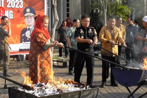 Bea Cukai Semarang musnahkan 2 juta batang rokok tanpa cukai