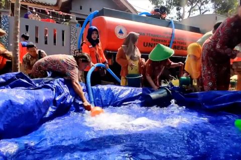 BPBD Batang telah salurkan 57 ribu liter air bersih ke warga