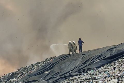 Damkar lintas wilayah berjibaku atasi kebakaran di TPA Jatibarang