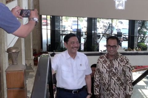Jawaban Luhut soal energi listrik bersumber dari PLTU batu bara