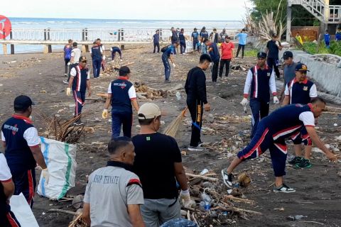 KSOP Kelas II Ternate libatkan masyarakat bersihkan pantai Kastela