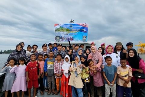 Lanal Lhokseumawe ajak anak-anak pesisir Pusong kenali peran TNI AL