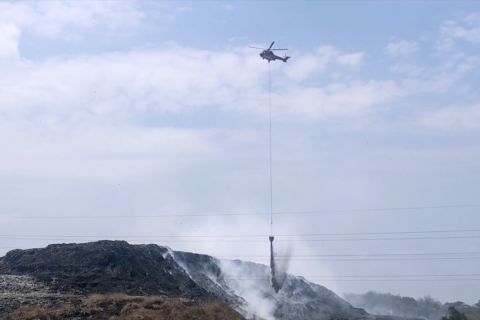 Pemkot Solo tangani kebakaran TPA Putri Cempo dengan "water bombing"