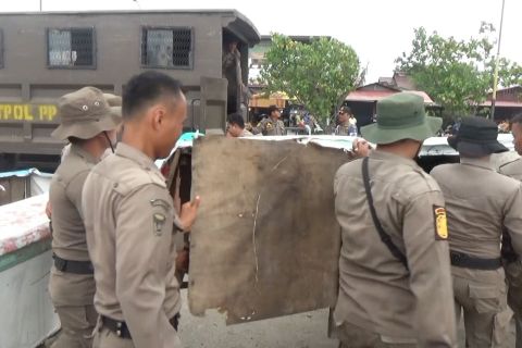 Petugas tertibkan pedagang kaki lima di Pantai Padang