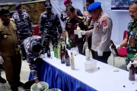 Posal Baubau Sultra musnahkan belasan botol bom ikan