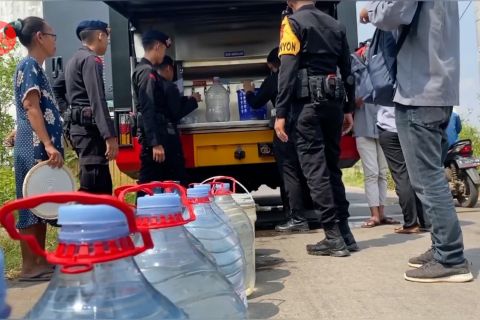 Brimob Pekalongan turun tangan salurkan air bersih di daerah krisis