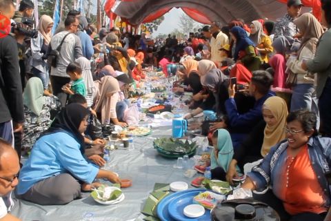 Mengenal beseprah, tradisi makan bersama khas masyarakat Tenggarong