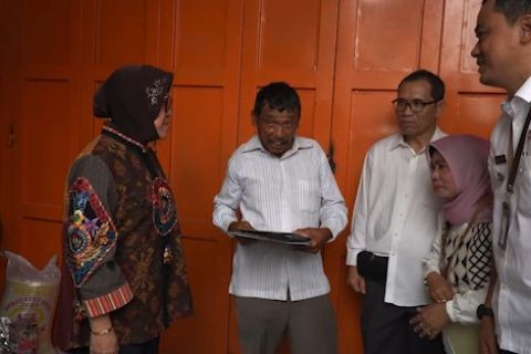 Mensos beri bantuan langsung kepada pedagang mainan keliling viral