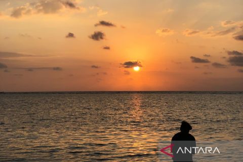 Menikmati indahnya matahari terbenam di Pantai Boneoge