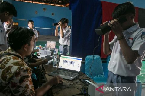 Perekaman data e-KTP bagi pelajar di Karanganyar