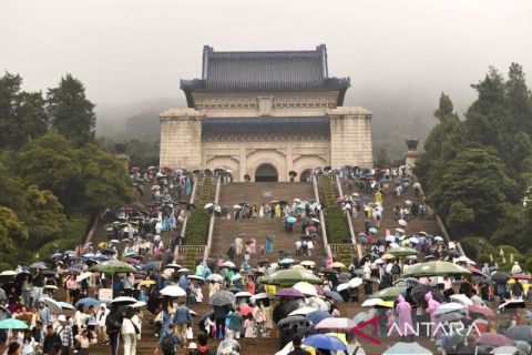 Wisatawan kunjungi Mausoleum Sun Yat-sen di Nanjing