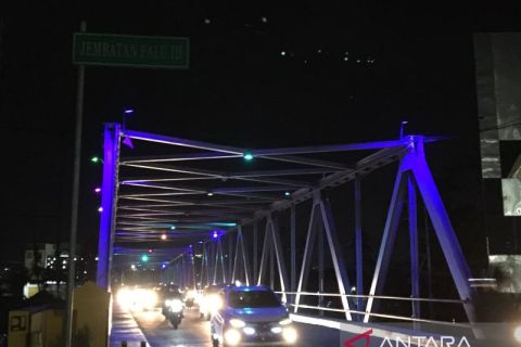 Jembatan III Palu sangat indah di malam hari dengan lampu warna-warninya