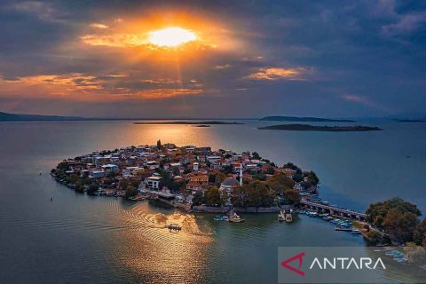 Keindahan matahari terbenam di Golyazi