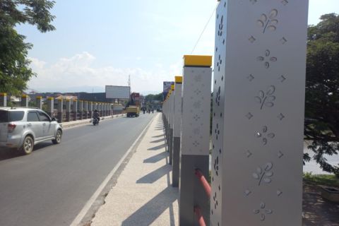 Tiang bermotif daun kelor dipasang di Jembatan 1 Kota Palu