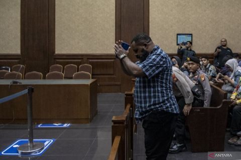 Vonis Lukas Enembe ditunda