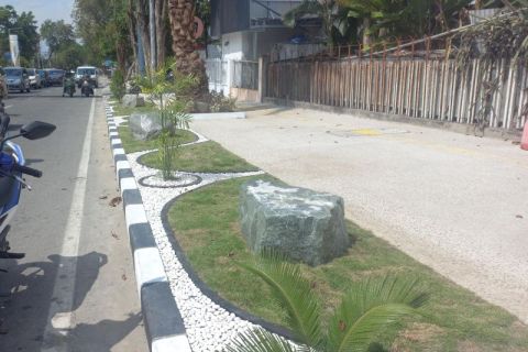 Taman mini yang ada di sudut-sudut perempatan Jalan Sam Ratulangi dan Jalan S. Parman Kota Palu
