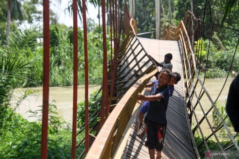 Jembatan gantung ambruk