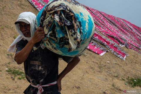 Produksi Kain Pantai Desa Krajan