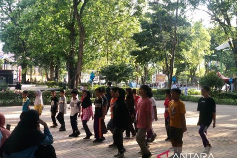 Gembiranya orang tua menemani anak saat latihan Paskibraka