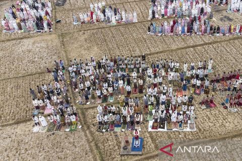 Warga gelar Shalat Istisqo di persawahan kering Ciamis