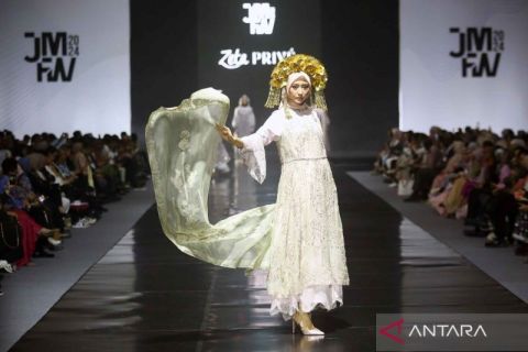 Peragaan busana Jakarta Muslim Fashion Week 2024