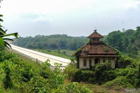 Mushola di tengah proyek tol Serang-Panimbang seksi II