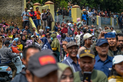 Olah TKP kasus pembunuhan ibu dan anak di Subang