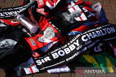 Jelang derby, Old Trafford dipenuhi karangan bunga untuk mengenang Bobby Charlton