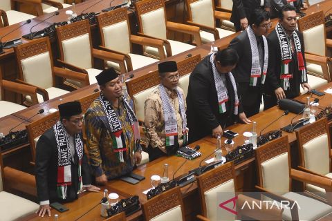 DPR kenakan syal Palestina sebagai bentuk solidaritas