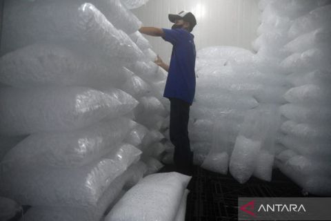 Produksi es batu kristal meningkat tajam saat musim kemarau