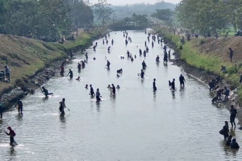 Raup cuan dari tangkap ikan karena ditutupnya bendungan di Sukoharjo