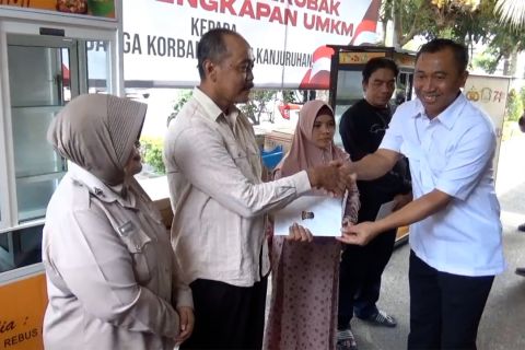 Keluarga korban tragedi Kanjuruhan terima bantuan modal usaha